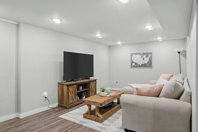 Building Photo - 927-933 Park Ave W