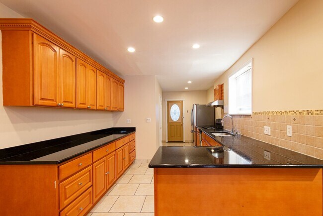 Building Photo - Four Bed Graduate Hospital Home