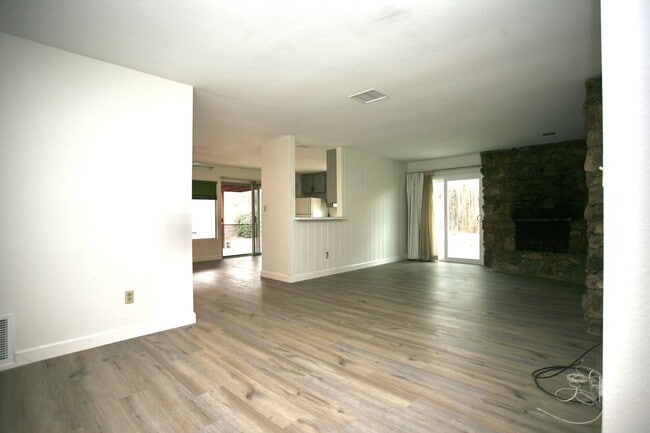 Building Photo - 3br, 2ba in a Great Family Neighborhood Available Now!