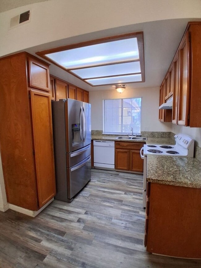 Building Photo - Single Level 3 BR Home w/ 2-car Garage & Backyard!