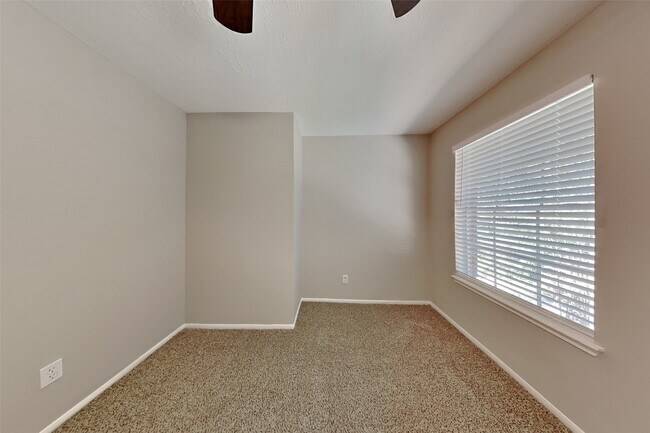 Building Photo - 814 Hyacinth Pl