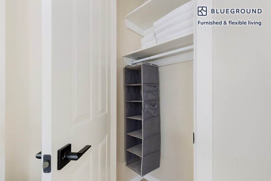 Building Photo - 251 W 18th St