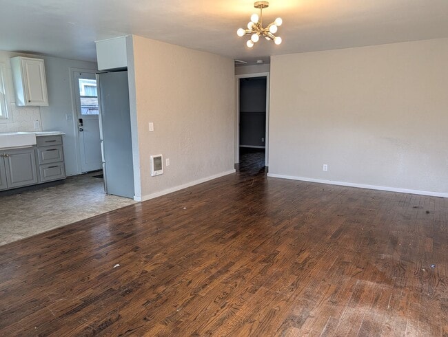 Building Photo - 628 Jameson St