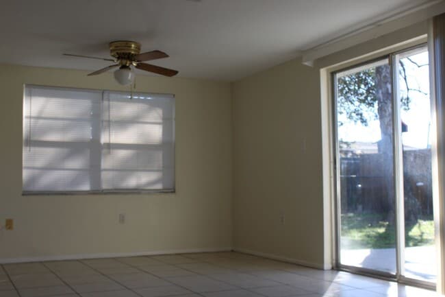 Building Photo - 3 Bedroom 2 Bath Home