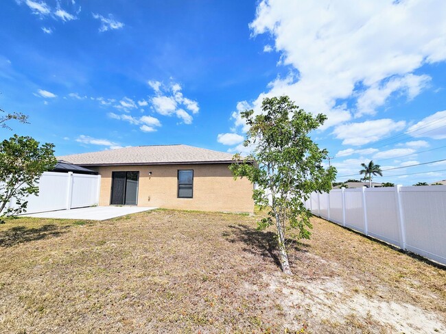 Building Photo - Stunning 3 Bed / 2 Bath Duplex w/ Garage –...
