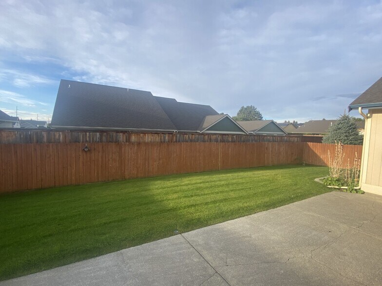 Back yard and patio - 1706 E Ashford Way