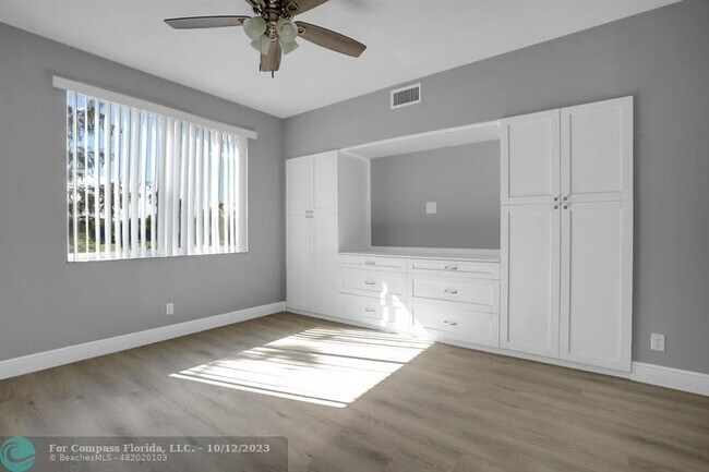 Building Photo - 196 SW 96th Ave