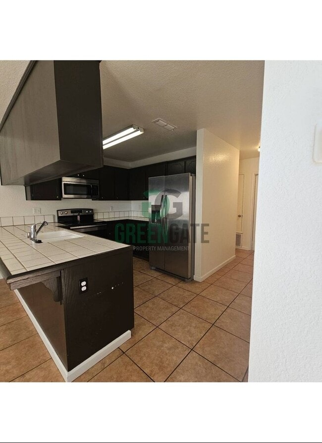 Building Photo - Beautiful 3 BEDROOM 2.5 BATH HOME IN MODES...