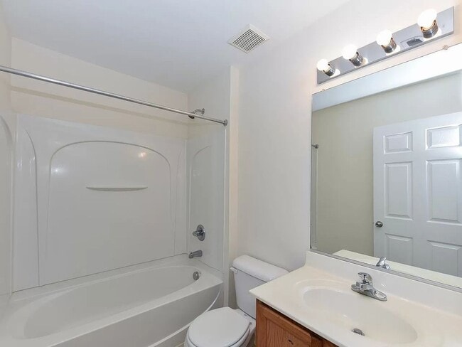 Building Photo - Charming 3BR Townhome in Raleigh