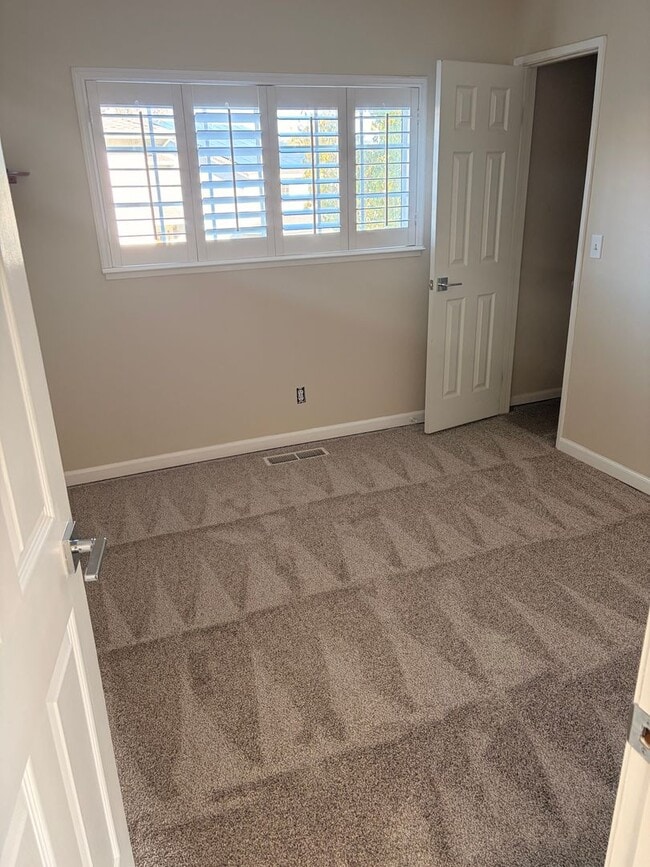 Building Photo - Upgraded 4 bed 2.5 bath home in San Jose. This is a must see!