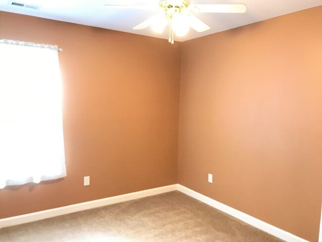 Building Photo - End Unit Townhome on Quiet Cul-De-Sac in Covington Crossing