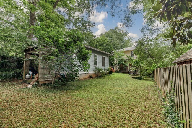 Building Photo - 145.5 HILLSIDE ST | 1 BED 1 BATH COTTAGE
