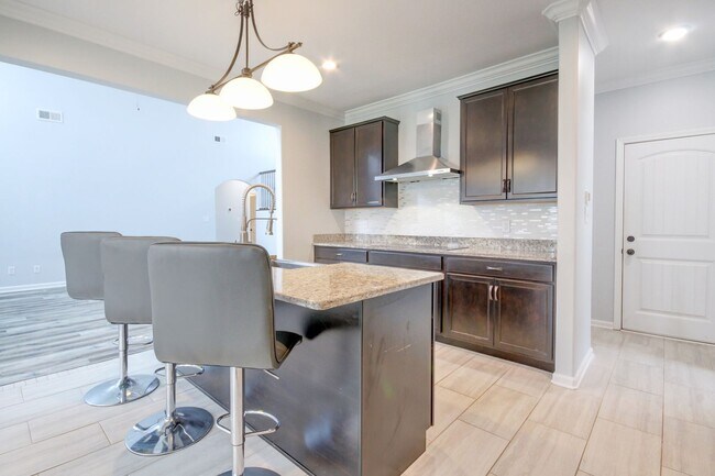 Building Photo - mega Huge wow. 4 bed 3 bath.