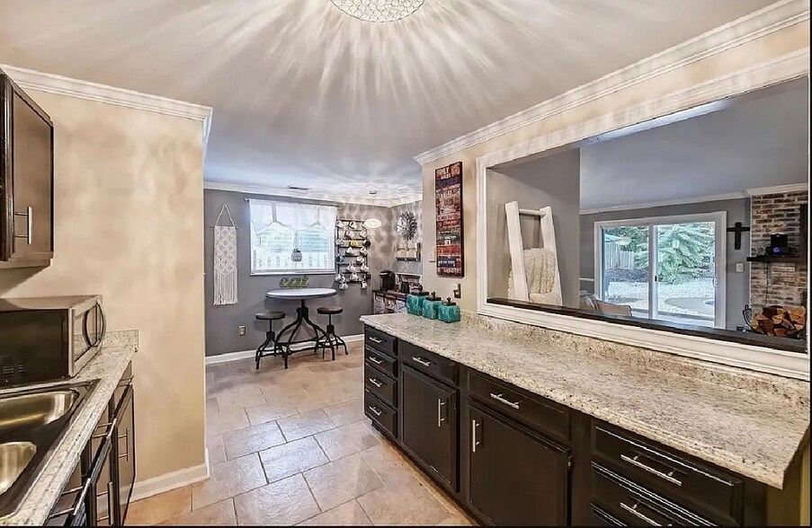 Building Photo - 621 Regency Dr