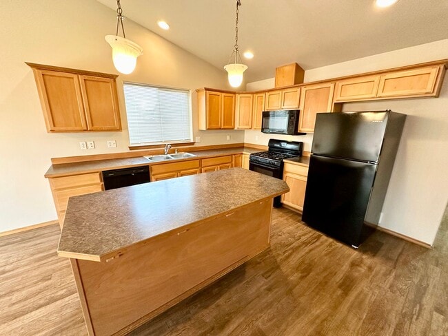 Building Photo - 4 Bed 2 Bath Home with Garage and Yard