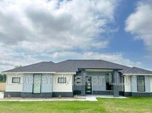 Building Photo - 900 Apple Blossom Wy