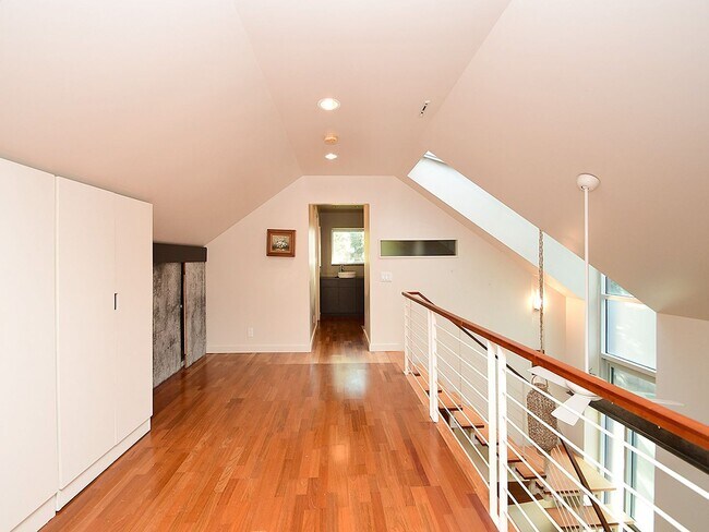 Building Photo - Cool House