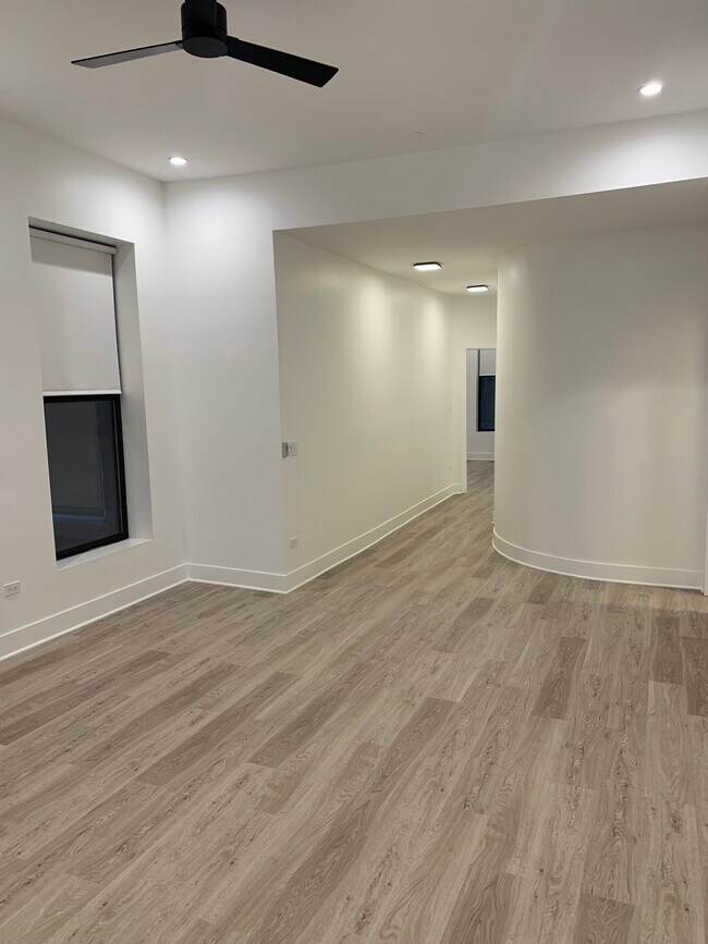 Family Room 2 - 18 W Ontario St