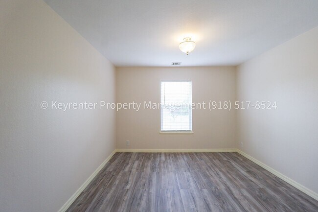 Building Photo - 4 Bed | 2 Bath in Broken Arrow!