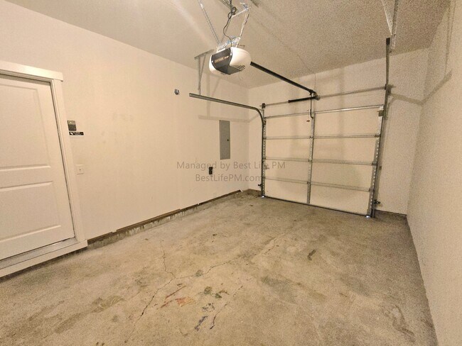 Building Photo - 17923 SW Niks Dr