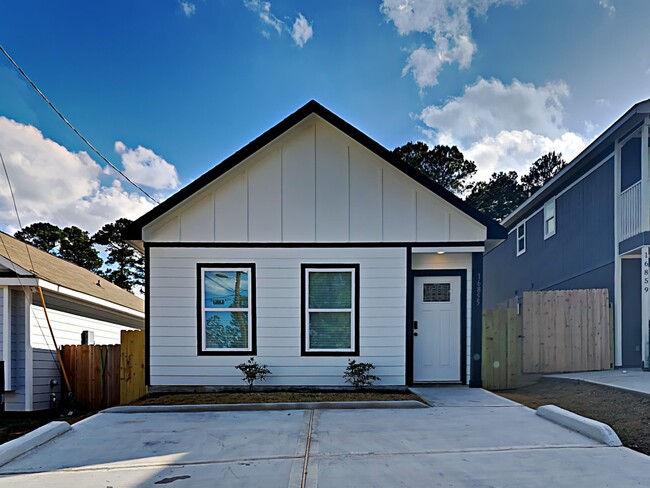 Building Photo - 16855 Balmoral St