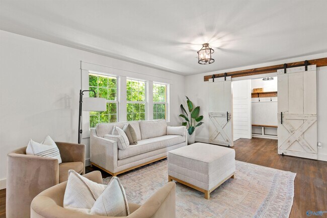 Building Photo - 7916 Valley View Dr SE