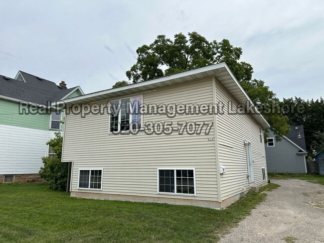 Building Photo - Spacious 5-Bedroom, 2-Bathroom House for Rent