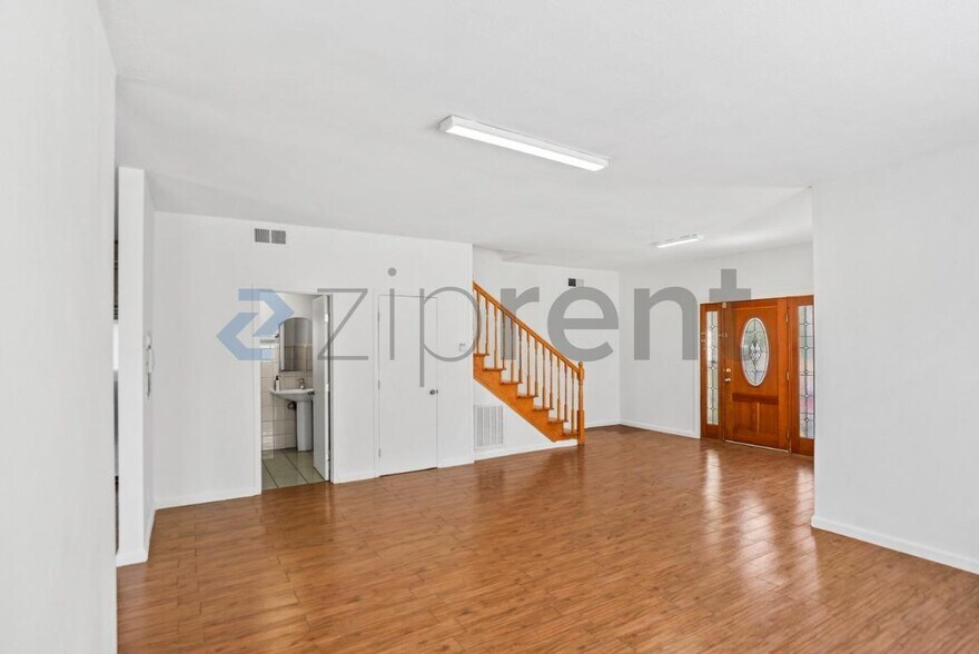 Building Photo - Unit
