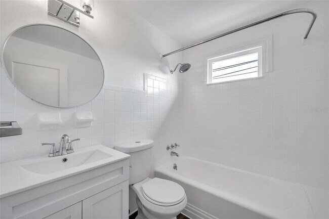 Building Photo - Gorgeous 2 bedroom 1 bath apartment