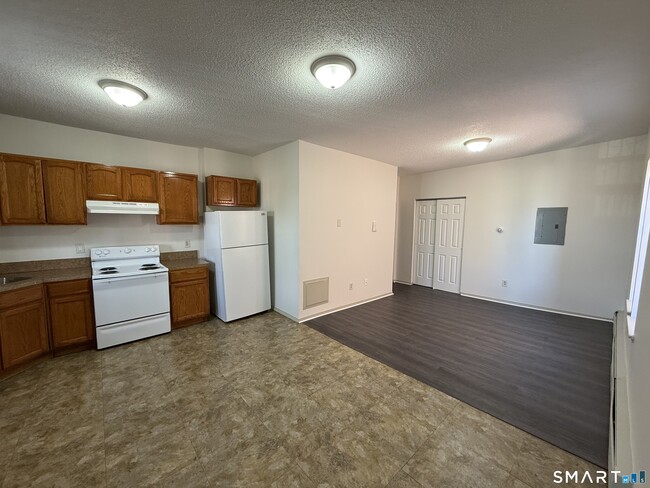 Building Photo - 834 Park St