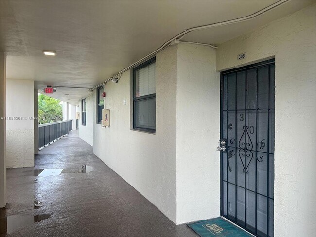 Building Photo - 115 Lake Emerald Dr