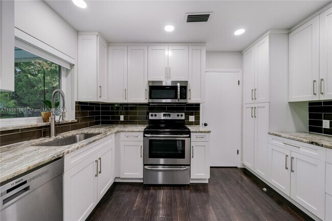 Building Photo - 6700 SW 49th Terrace