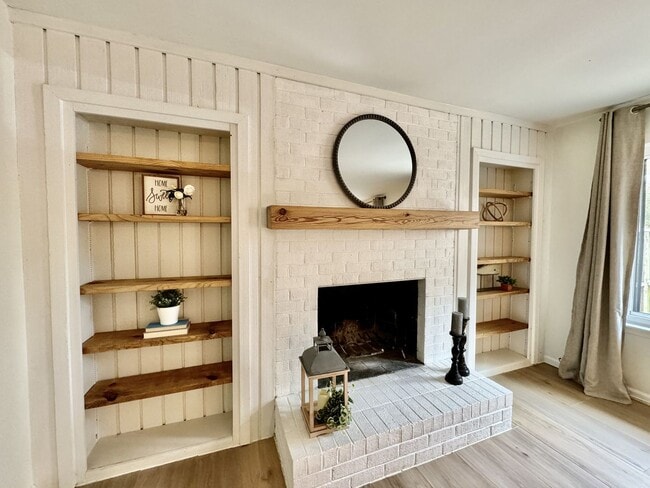 Building Photo - READY 06-11-26!! Fantastic Condo By The Beach! Fenced Patio - All Appliances - Community Pool!