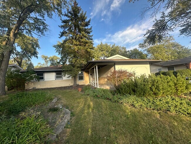 Primary Photo - 595 W Elk Grove Blvd