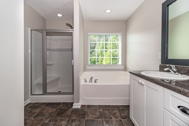 Building Photo - Large 3 bedroom (plus bonus), 2 1/2 bath home in Canterbury Farms!