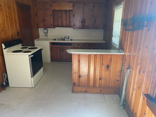 Building Photo - 3 Bedroom Brick Home With Hardwood Floors