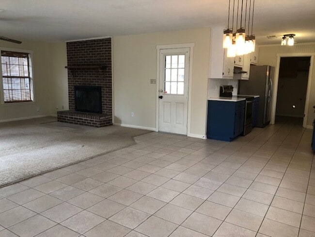Building Photo - 2202 Holly Hill Dr