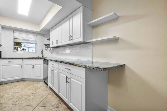 Building Photo - 18081 SE Country Club Dr