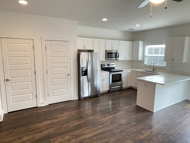 Building Photo - Off Stewart's Ferry Pk in Donelson with fe...