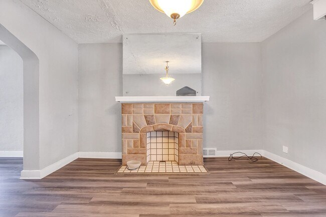 Building Photo - Newly Renovated 4 Bedroom Home in West Lib...