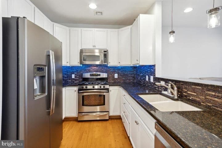 Accessible to LR & DR. plus quick bite counter.\ - 3152 W Master St