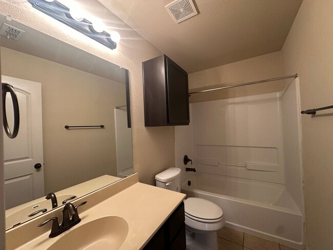 Building Photo - Townhome for rent