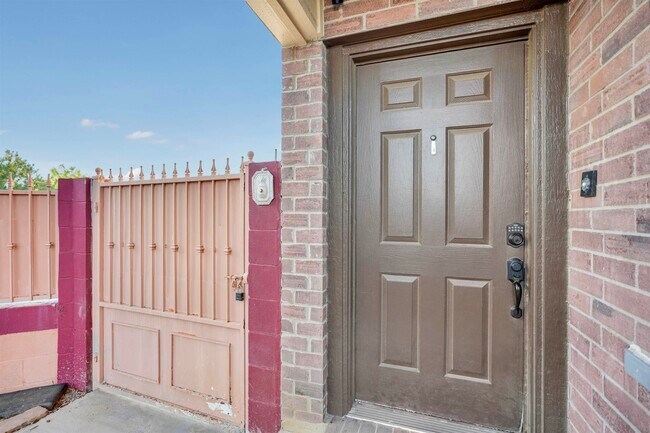 Building Photo - 2122 Mallorca Dr