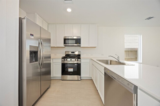 Building Photo - 905 Pertuso Ln