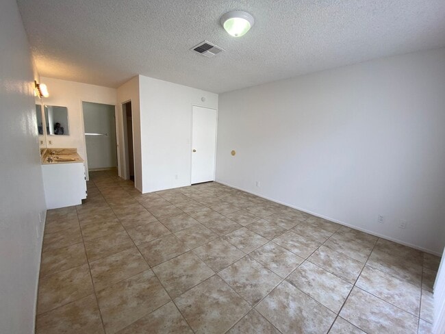 Building Photo - *DONT MISS OUT ON THIS GREAT MOVE IN SPECI...