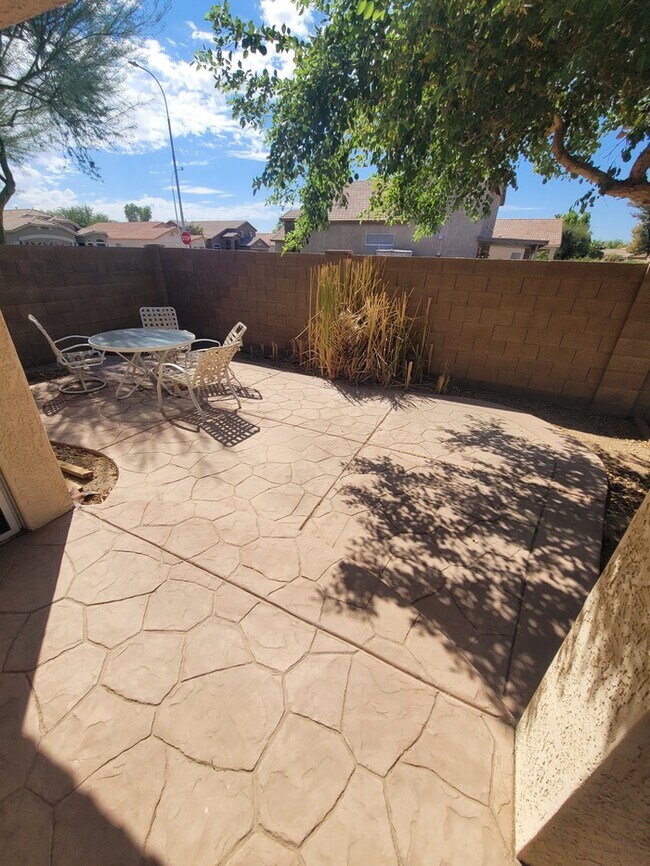 Building Photo - Corner 3/2 with fireplace for rent