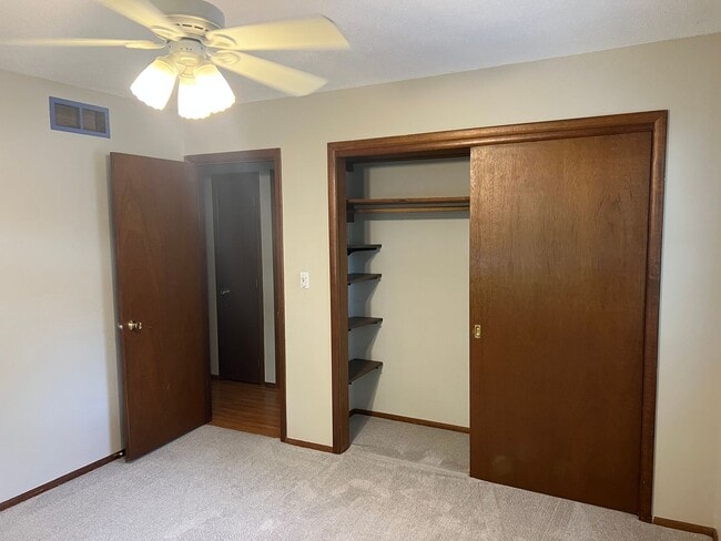 Building Photo - 3 Bedroom 2 Bathroom Iowa City Home!