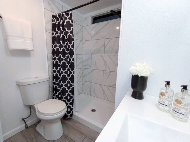 Building Photo - 79 N Meadow Dr