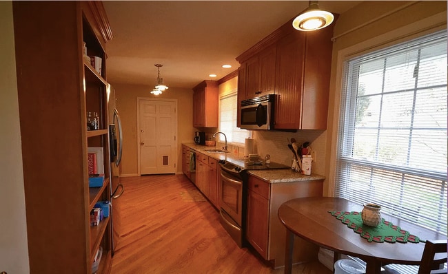 Building Photo - 207 Hawthorn Dr