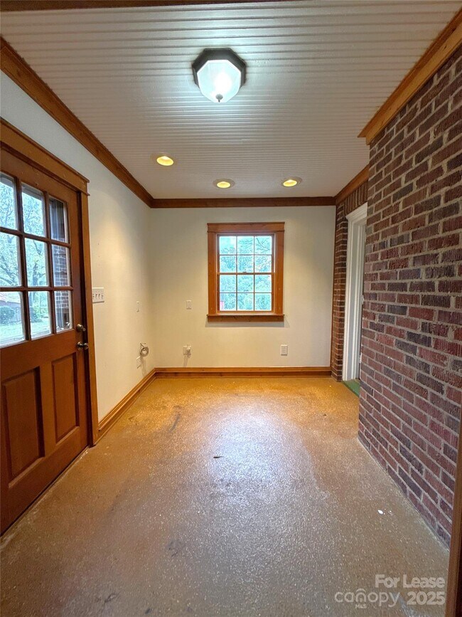 Building Photo - 1901 Armstrong Park Dr